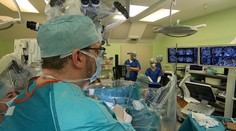 Boli sme pri unikátnej operácii nádoru mozgu. Pacient bol celý čas pri vedomí a komunikoval