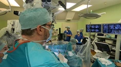 Boli sme pri unikátnej operácii nádoru mozgu. Pacient bol celý čas pri vedomí a komunikoval