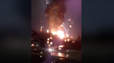 VIDEO: Dráma v Štrbe. Do rodinného domu udrel blesk a zapálil strechu