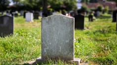 Ženu pred 16 rokmi omylom označili za mŕtvu. Prišla o prácu, bývanie a snaží sa úradom dokázať, že žije