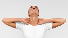 Nevinné pukanie v krku? Experti skloňujú vážny zdravotný problém