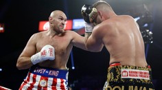 Tyson Fury predviedol veľkolepé divadlo. Súpera zničil už v druhom kole a večer zakončil spevom