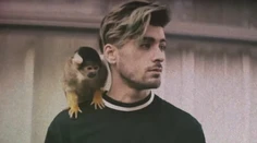Po chlapčekovi z One Direction ani stopy. Vo videoklipe fajčí marihuanu