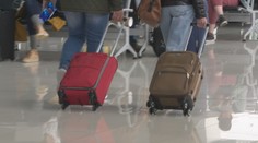 Extra batožina zadarmo? Cestujúci skúšajú rôzne fígle, letecká spoločnosť však varuje pred pokutami