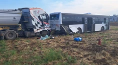 Vážna nehoda na východe, zrazil sa kamión s autobusom