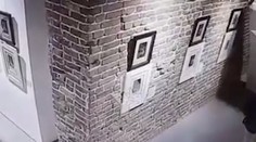 Žena poškodila obraz Salvadora Dalího, robila si selfie