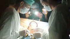 Počas operácie srdca vypadol prúd. Lekári si svietili mobilom