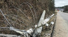 Silný vietor na severe Slovenska pováľal elektrické stĺpy ako zápalky, cesta sa prepadla