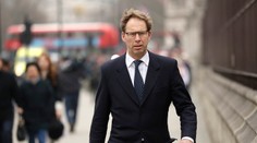 Británia si uctila zákonodarcu Ellwooda, ktorý sa pokúšal zachrániť policajta