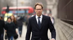 Británia si uctila zákonodarcu Ellwooda, ktorý sa pokúšal zachrániť policajta