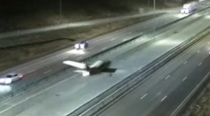 VIDEO: Dramatické chvíle na diaľnici. Lietadlo pri núdzovom pristátí malo kolíziu s autom