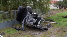 FOTO: Hrôzostrašné snímky. Auto roztrhlo na polovicu, mladý šofér sa akoby zázrakom zranil len ľahko