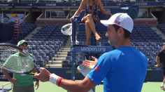 Novak pomohol kamarátovi v zásnubách. Prekvapili budúcu nevestu