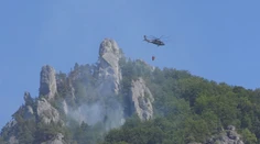 V Súľovských skalách bojovali s požiarom ďalší deň. Pomáhal, kto mohol