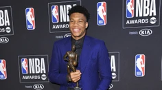 Antentokoumpo je iba druhým Európanom, ktorý získal cenu pre najužitočnejšieho hráča NBA