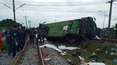 VIDEO: Tragédia v Thajsku. Zrážku autobusu s vlakom neprežilo 17 ľudí