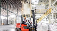 Kedy použiť vysokozdvižný vozík, paletový vozík alebo retrak?