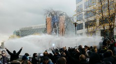 Požiar, rozbité okná a pyrotechnika. Protesty v Bruseli poznačilo násilie, polícia zatkla 44 ľudí