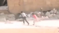 Statočný sýrsky chlapec (8) predstieral smrť, aby počas streľby zachránil dievča