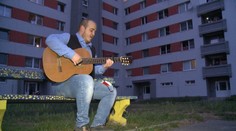 Zábava na sídlisku: Mladý učiteľ spríjemňuje susedom večery spevom a hrou na gitare