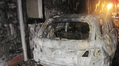 FOTO: Rozsiahly požiar v Pezinku. Zhorelo auto aj kus domu