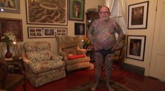 Jeho telo je ako veľká maľovanka. Po smrti ho chce nechať vystaviť