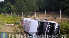 Na D2 v smere do Česka došlo k vážnej nehode, premávku usmerňuje polícia