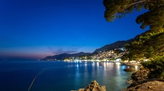 VIDEO: Zvláštne svetlá nad Makarskou prekvapili českého turistu. Zážitok si natočil, vysvetlenie však nenašiel