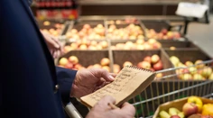 Dôchodca dostal v supermarkete záchvat, ochrankár ho vraj ešte dobil a vyhodil