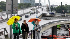 Na viacerých miestach udrú búrky. V týchto okresom rátajte s prudkým lejakom, vetrom aj krúpami