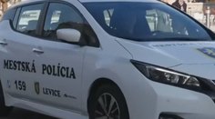 Batéria doslúžila a výmena by stála takmer toľko, čo nové auto. Levickí mestskí policajti prišli o elektromobil