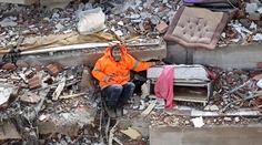 „Nenechám ťa tu samu.“ Srdcervúce fotografie muža, ktorý drží za ruku svoju mŕtvu dcéru (†15)