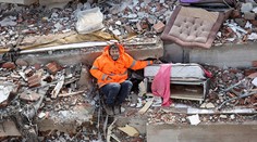 „Nenechám ťa tu samu.“ Srdcervúce fotografie muža, ktorý drží za ruku svoju mŕtvu dcéru (†15)