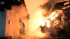 Naraz zhoreli tri drevenice. Starenka prišla o strechu nad hlavou