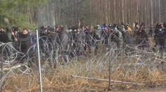 Bielorusi stále púšťajú migrantov k hranici s EÚ. Poliaci sa ich snažia zadržať, žiadajú však pomoc