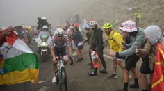 Nepríjemný incident na Tour de France, tímové auto narazilo do diváka. Kolízia neostala bez následkov