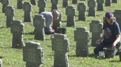 Berú si preto aj dovolenku. Dobrovoľníci z Nemecka pracujú na vojnovom cintoríne pri Svidníku