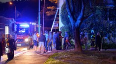 Dramatický požiar v Nitre! Hasiči vynášali desiatky dôchodcov z horiaceho domu na vlastných rukách