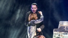 Spevák Marilyn Manson skolaboval počas koncertu. Tvrdil "že sa otrávil teplom"