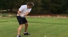 Toto že je ostrostrelec? Golf v podaní Alexandra Ovečkina vyznieva komicky