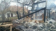 Pri požiari domu pri Hlohovci vybuchovala munícia, na miesto prišli aj pyrotechnici