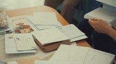 Rukou písané pozdravy pre seniorov: Vianočná pošta spája celé Slovensko