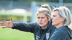 Trénerka mužského tímu krásne odbila novinára, ktorý jej položil sexistickú otázku