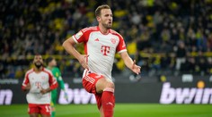 Bayern mal mierne problémy, no dostal sa na čelo. Borussia zaváhala v šlágri