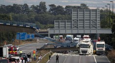Diaľnica do Doveru zostala po zrútení nadchodu druhý deň uzavretá