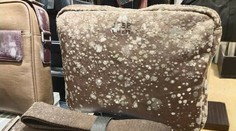 Predavačky čakalo v obchode nepríjemné prekvapenie. Luxusný tovar im počas karantény splesnivel