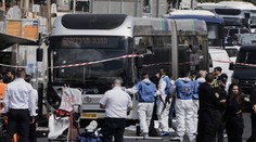 Teroristický útok v Jeruzaleme: Dvaja muži spustili paľbu v autobuse plnom ľudí, počet obetí stúpol na 5