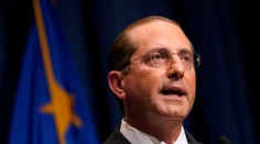 Pre nepokoje v Kapitole odstúpil v USA aj minister zdravotníctva