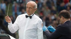 Svetoznámy dirigent sa dal na pódiu počas koncertu zaočkovať proti covidu