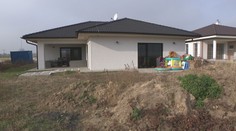 Boja sa, že im padne strecha na hlavu. Mladému páru sa vysnívaný dom rozpadá pred očami